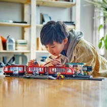 LEGO City 60423 Le tramway et la station du centre-ville, véhicule pour enfants des 7 ans