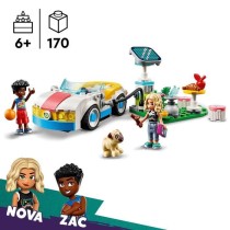 LEGO 42609 Friends La Voiture Électrique et la Borne de Recharge, Jouet de Voiture, avec les Figurines Nova et Zac